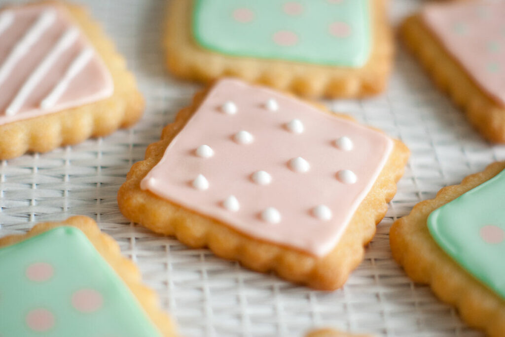 Petits biscuits décorés glaçage royal rose - Lilie Bakery