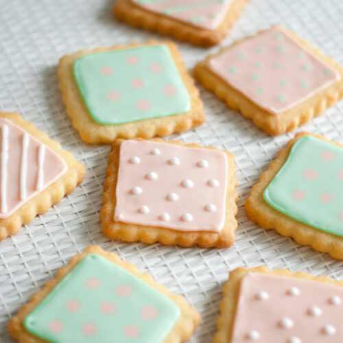 Petits biscuits décorés glaçage royal - Lilie Bakery