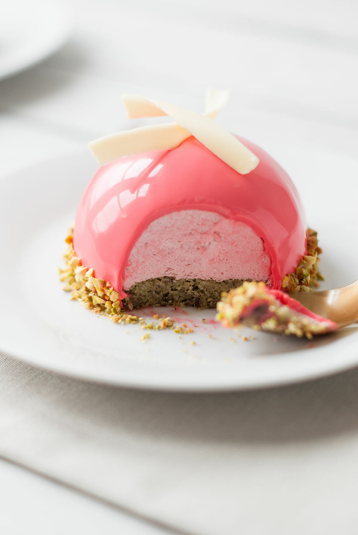 Dôme Entremets Framboise Pistache | Lilie Bakery