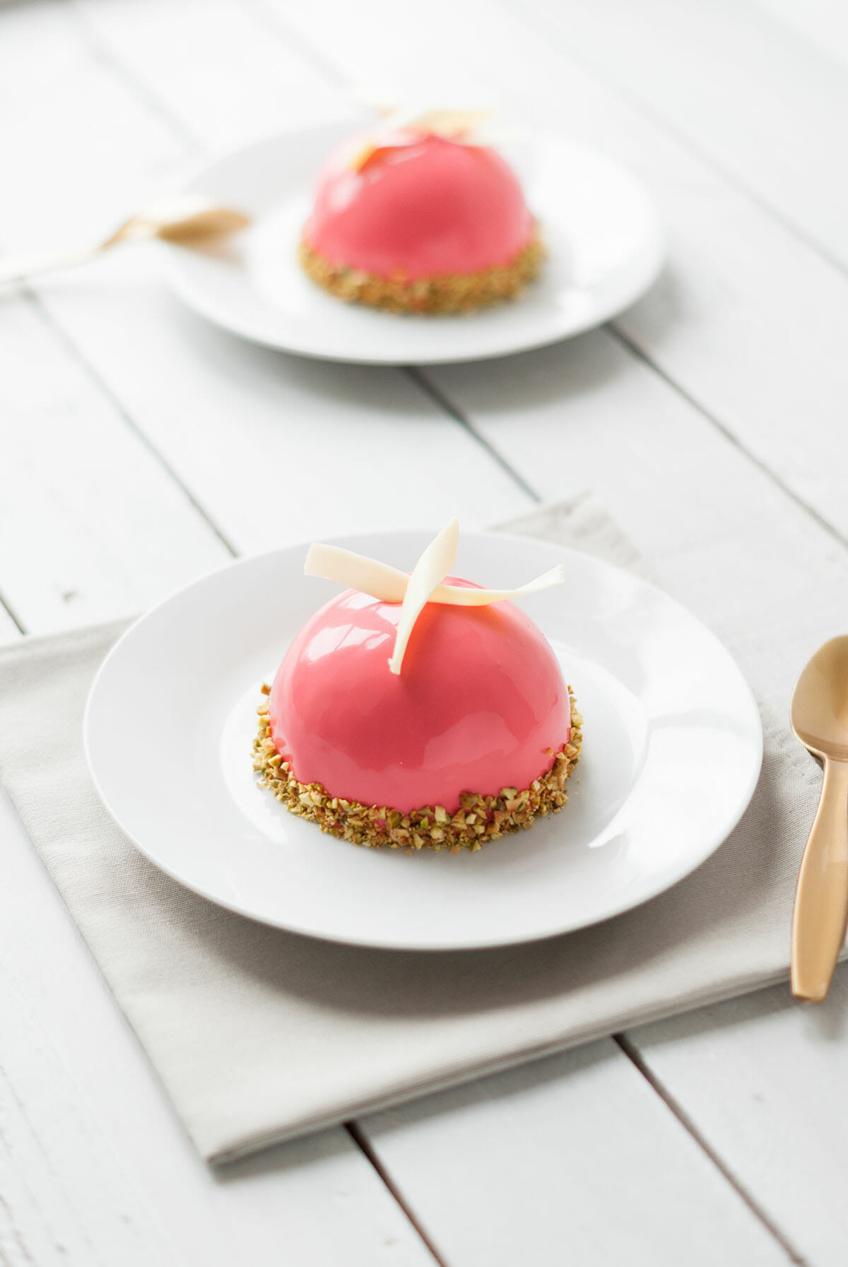 Dôme Entremets Framboise Pistache | Lilie Bakery