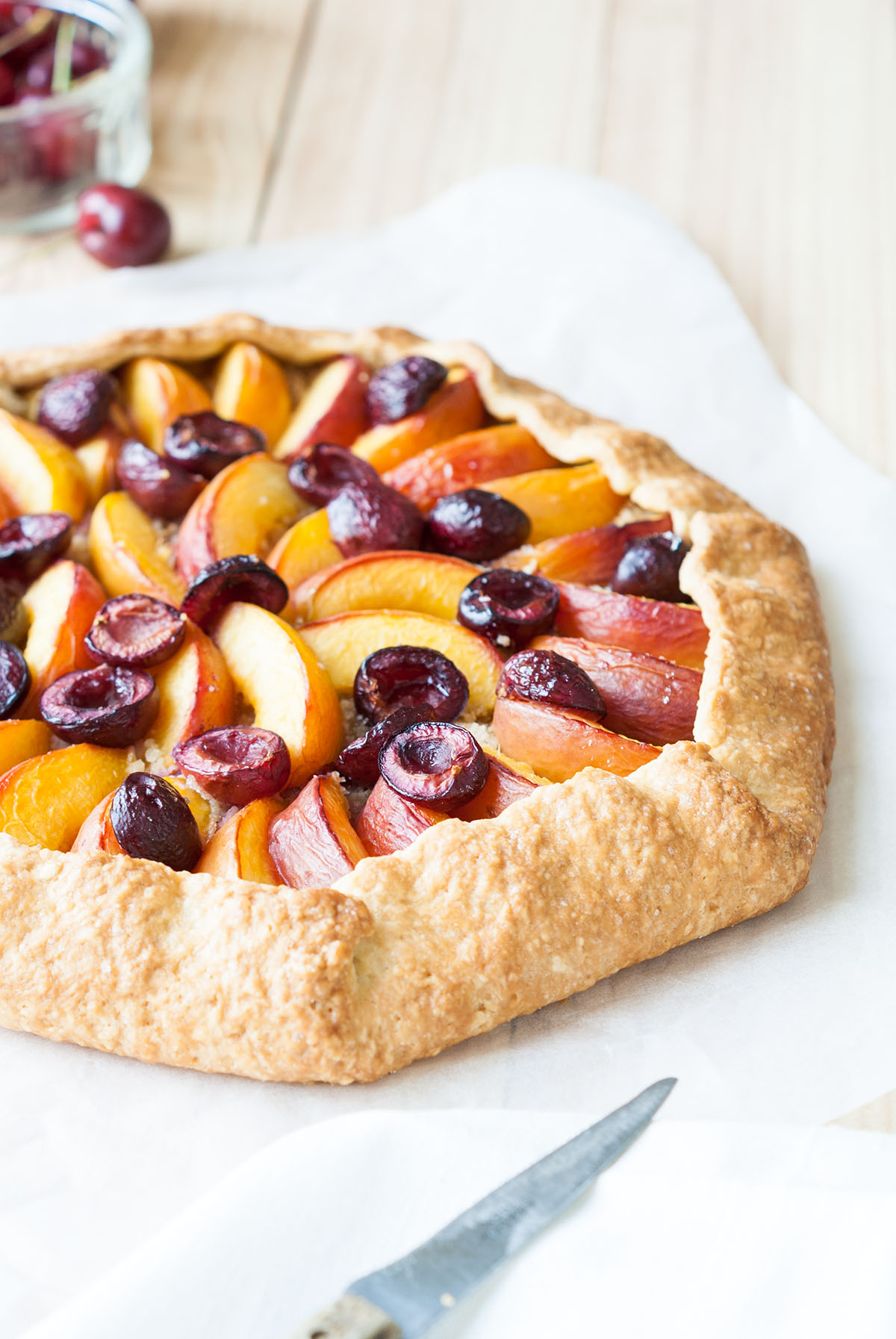 Tarte rustique cerise nectarine | Lilie Bakery