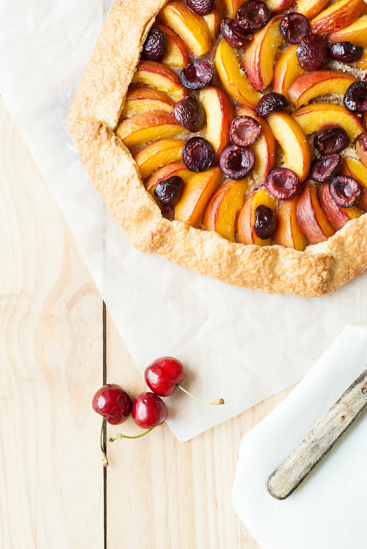 Tarte rustique cerise nectarine | Lilie Bakery