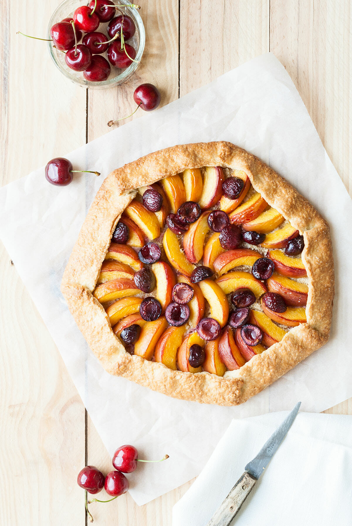 Tarte rustique cerise nectarine | Lilie Bakery