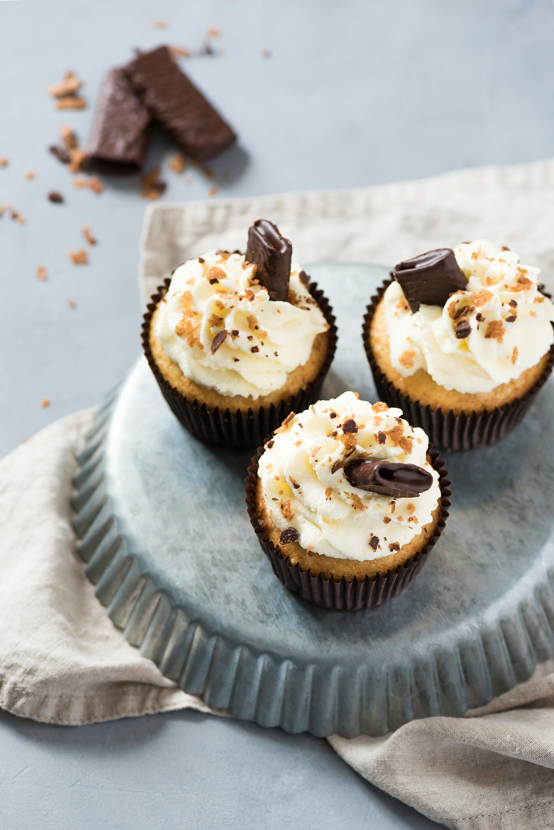 Cupcakes vanille fourrés pate chocolat croustillante crepes dentelle gavottes - Lilie Bakery