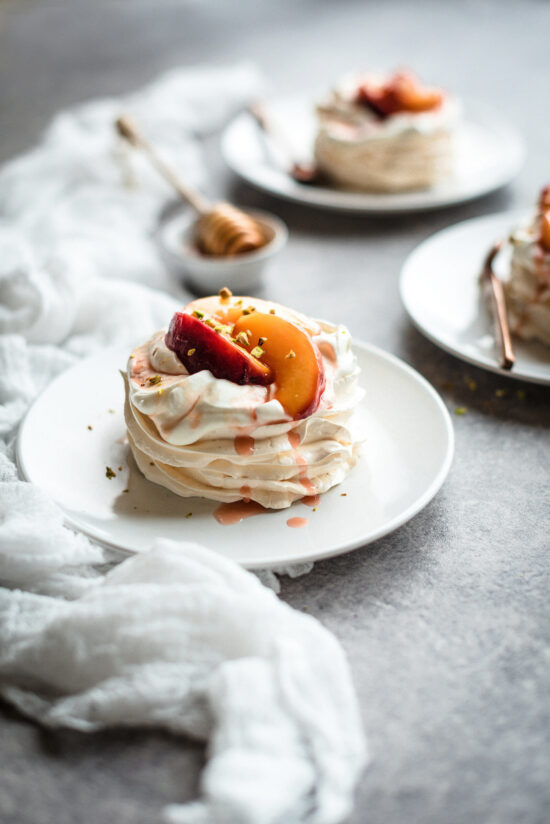 Pavlovas aux pêches rôties, miel & pistaches