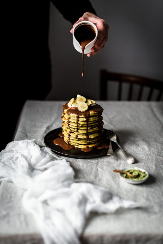 Pancakes thé matcha sauce chocolat - Lilie Bakery