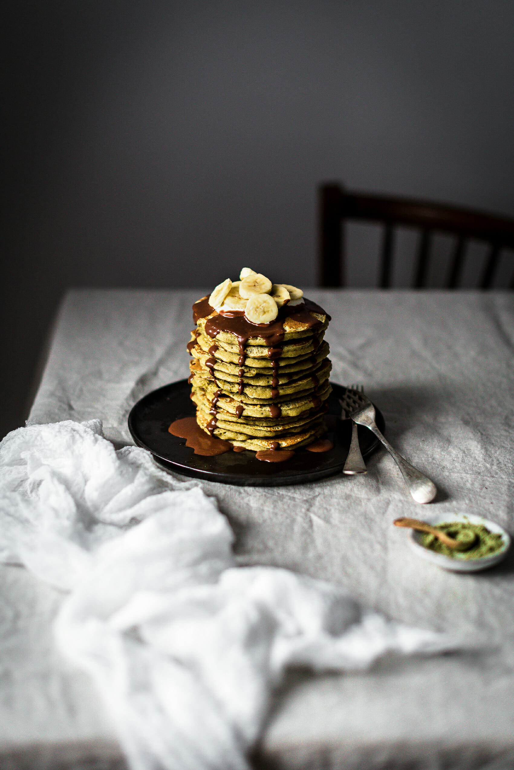 Pancakes thé matcha sauce chocolat - Lilie Bakery