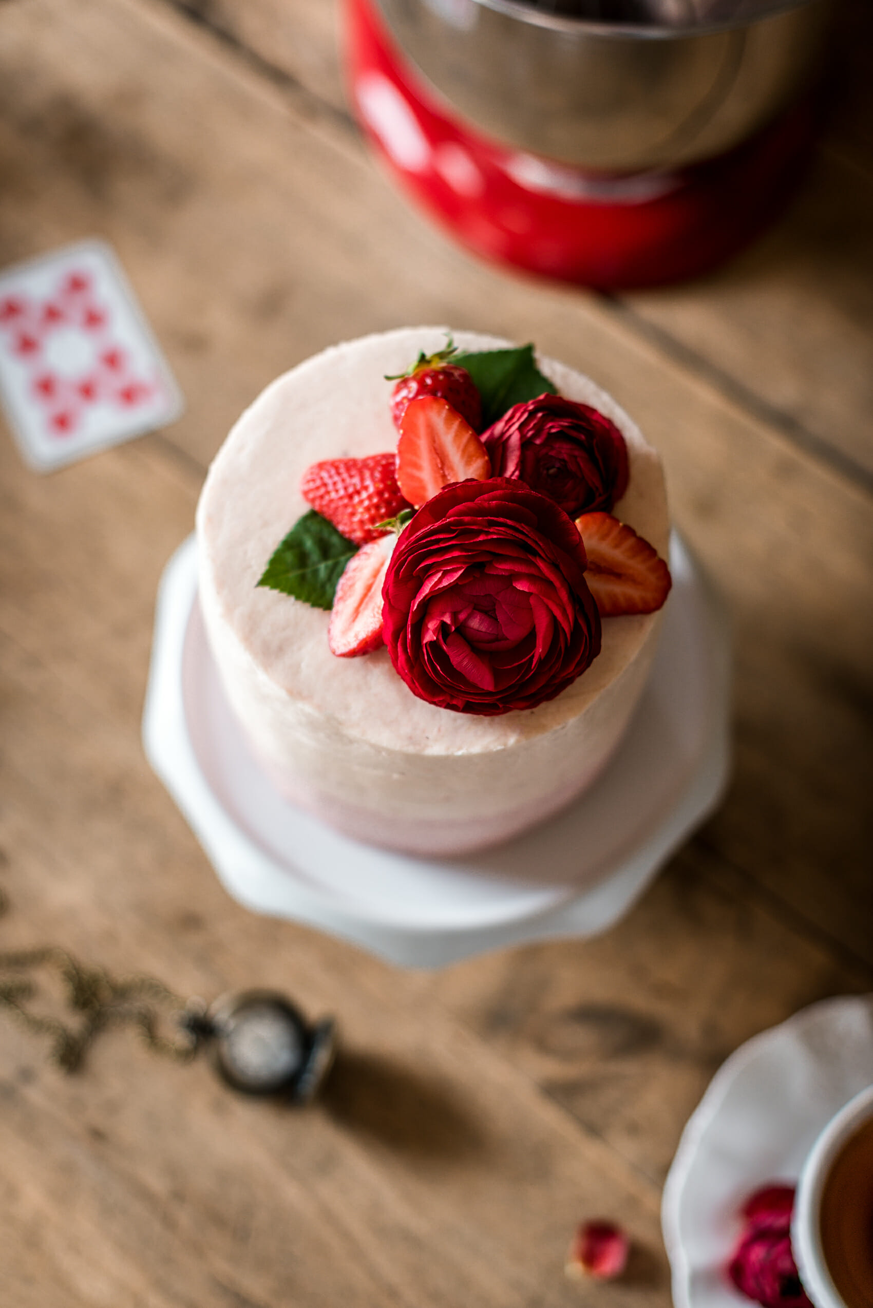 Layer cake vertical fraise-amande - Lilie Bakery
