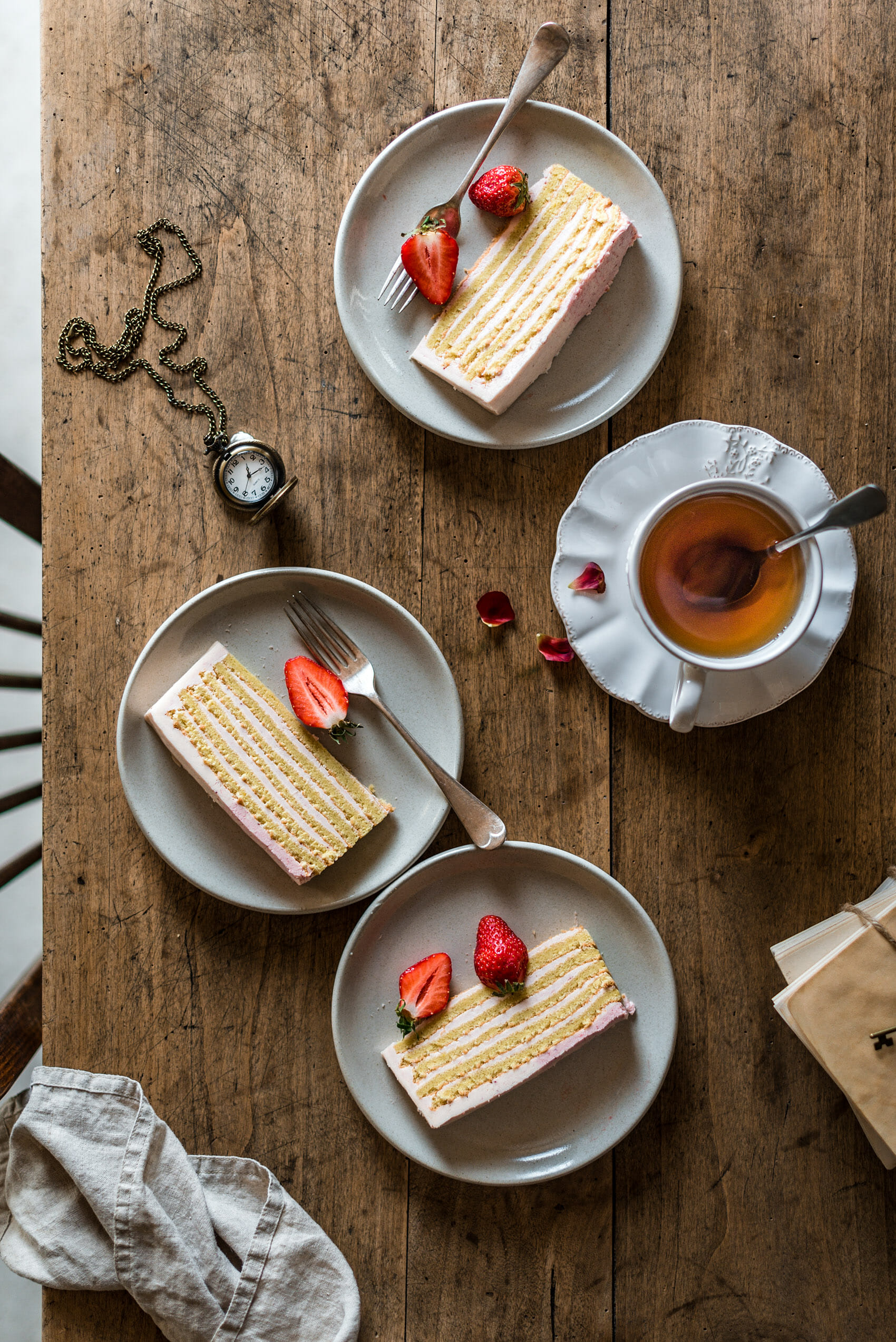 Layer cake vertical fraise-amande - Lilie Bakery