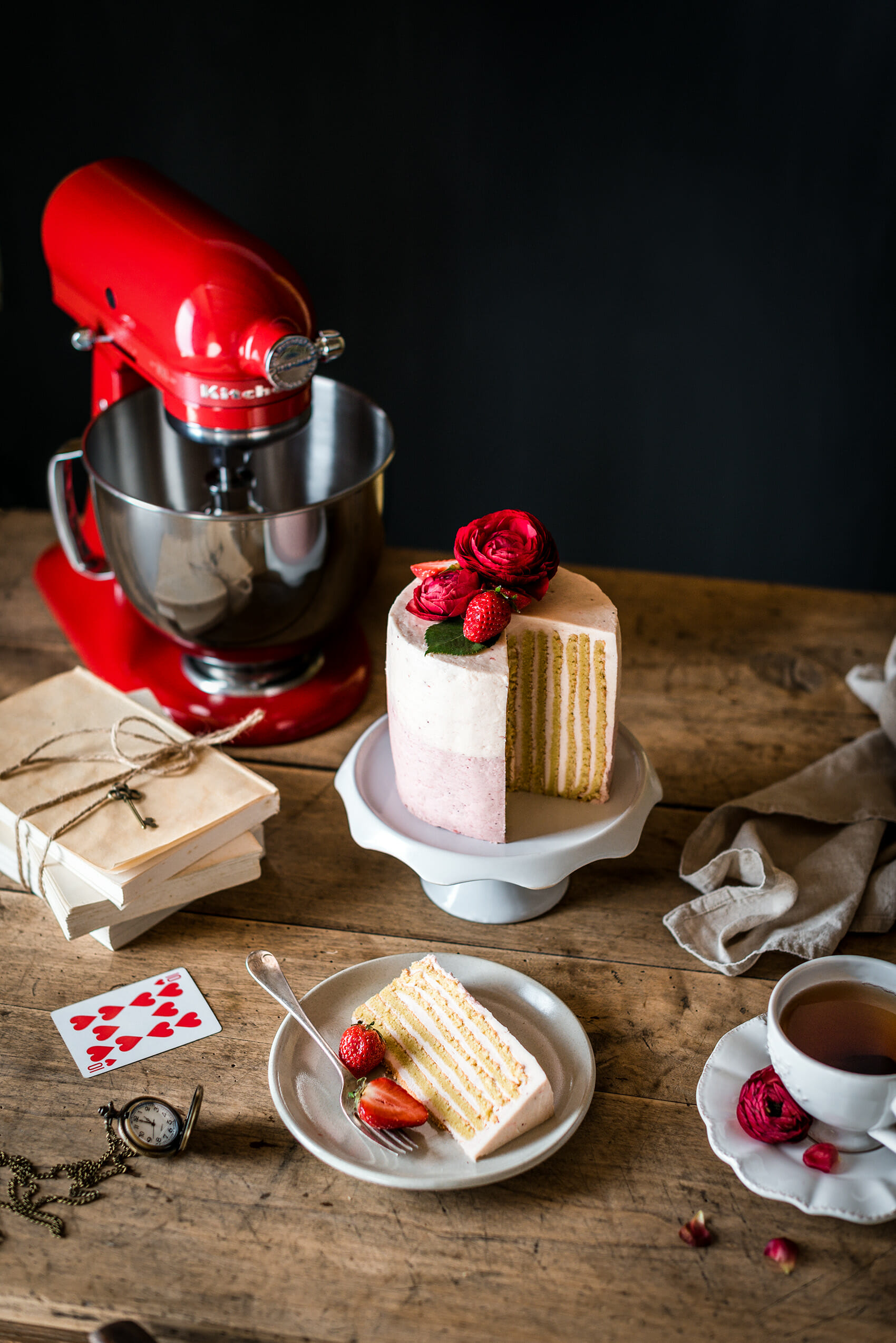 Layer cake vertical fraise-amande - Lilie Bakery