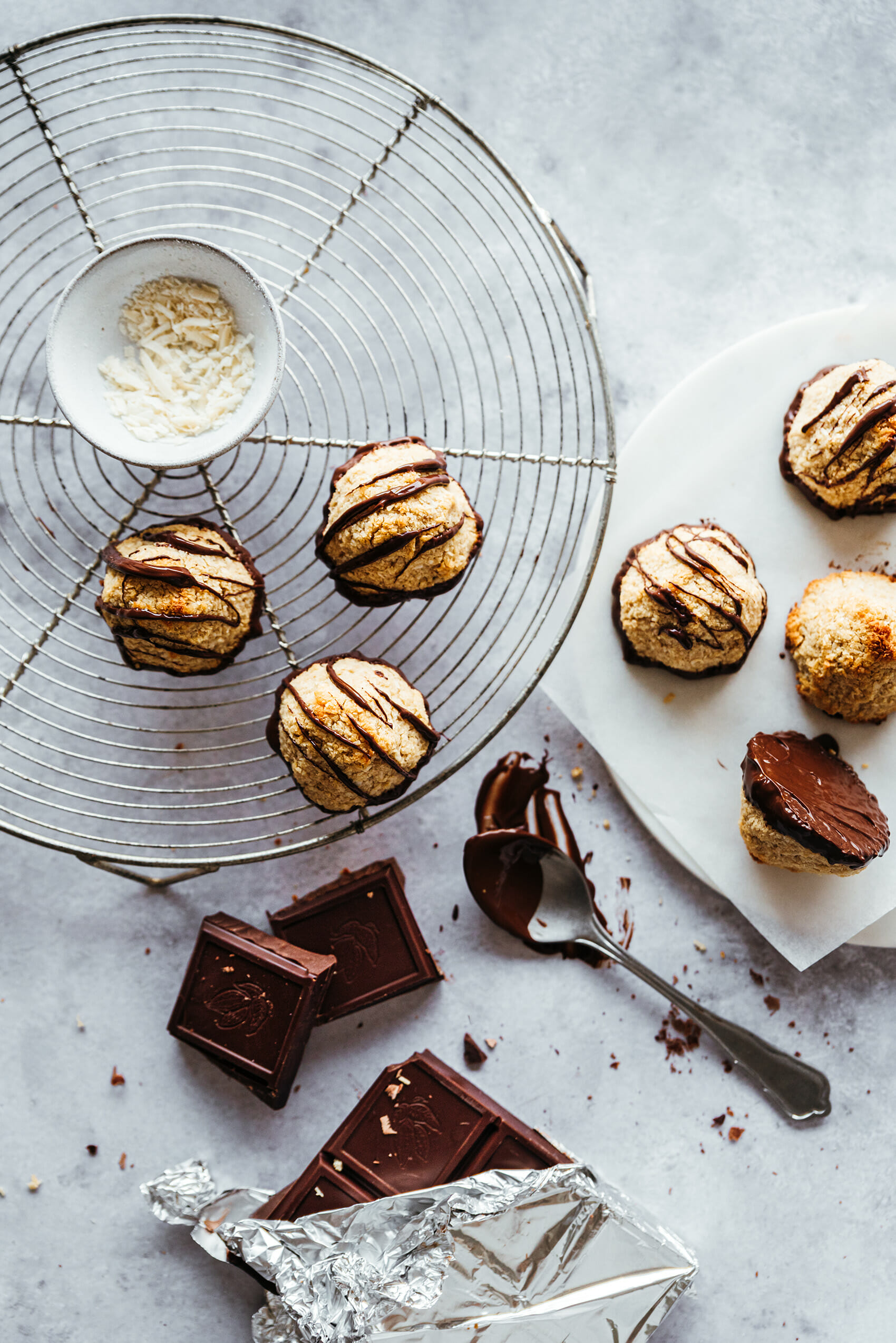 Rochers noix de coco-amandes glaçage chocolat - Lilie Bakery