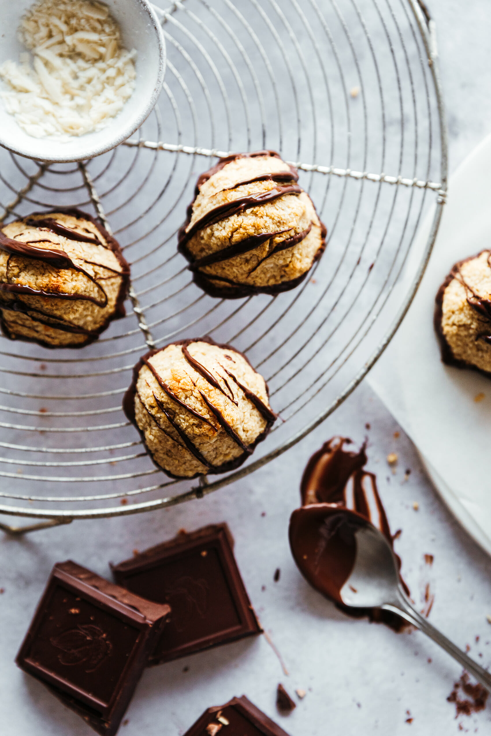 Rochers noix de coco-amandes glaçage chocolat - Lilie Bakery