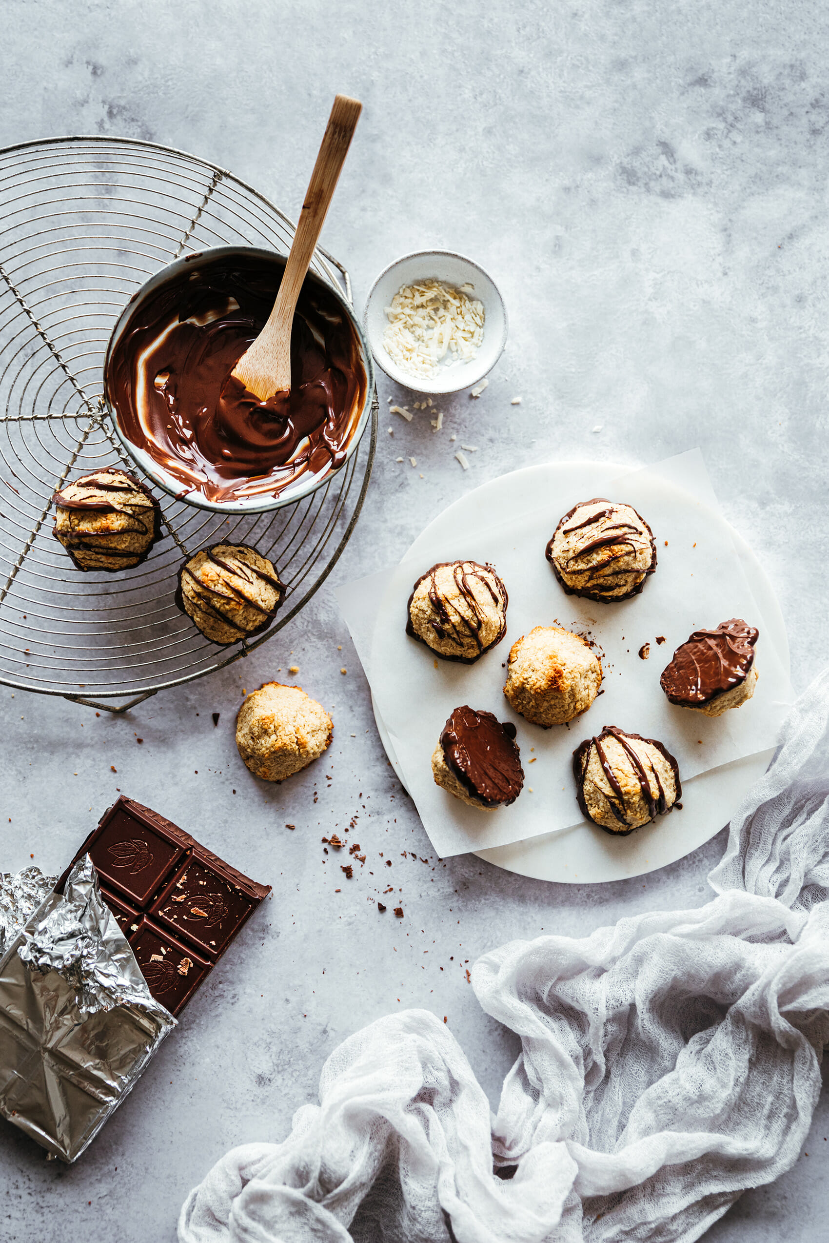 Rochers noix de coco-amandes glaçage chocolat - Lilie Bakery