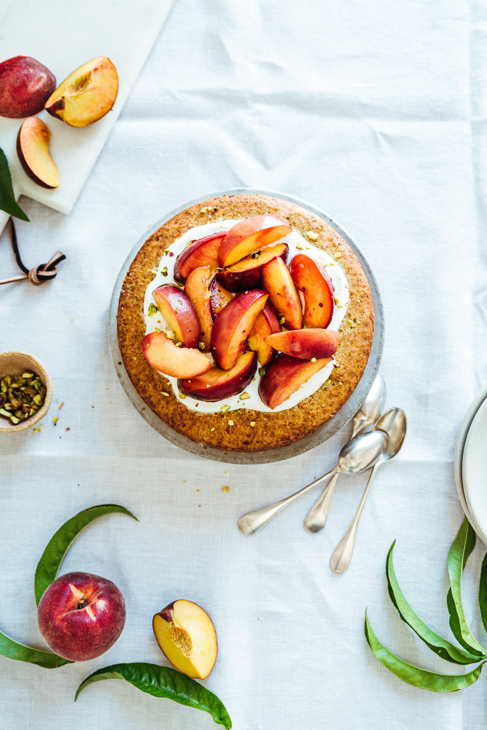 Gâteau huile d'olive, glaçage yaourt et pêches rôties - Lilie Bakery 2_
