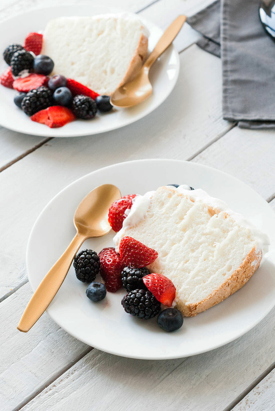 Gâteau des anges angel food cake part découpée - Lilie Bakery