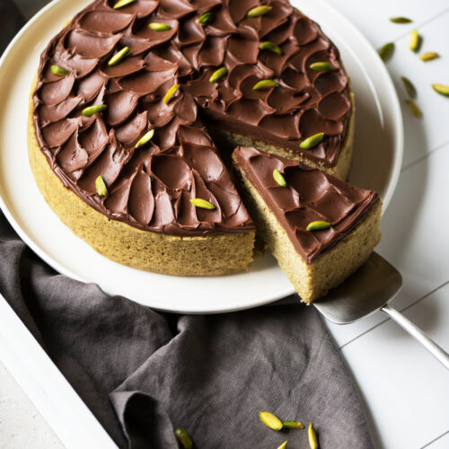 Gâteau pistache chocolat très moelleux part coupée - Lilie Bakery