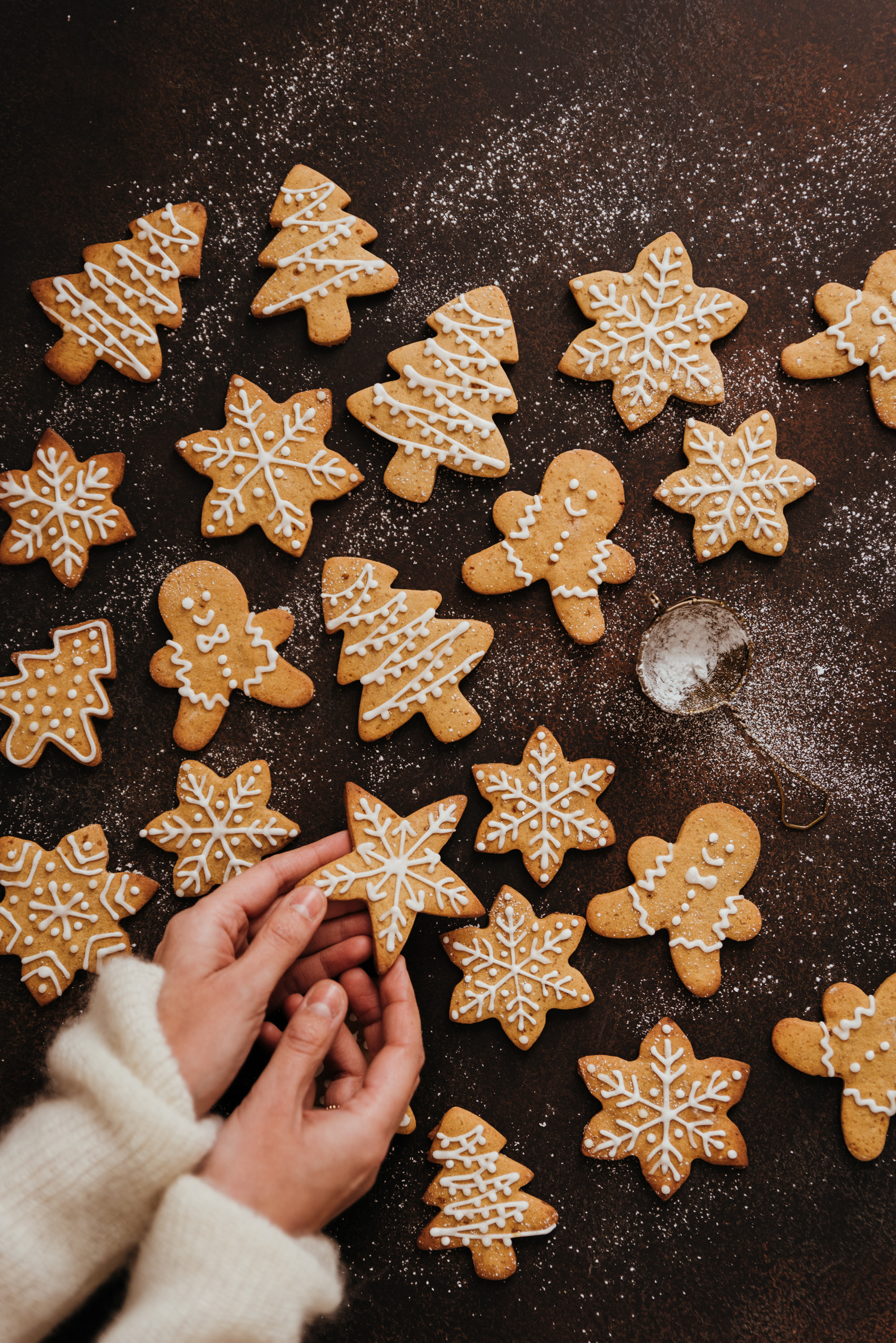 Glaçage biscuits noël cannelle mains - Lilie Bakery