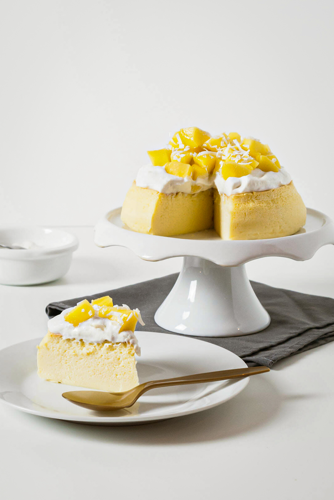 Cheesecake japonais coco mangue part coupée - Lilie Bakery