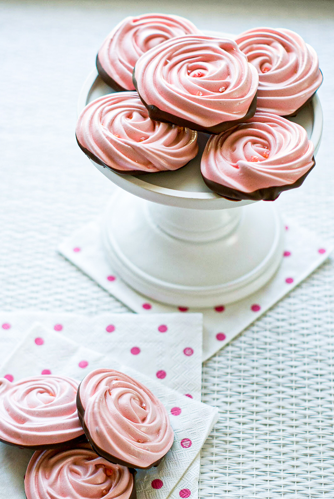 Meringues roses au chocolat - Lilie Bakery