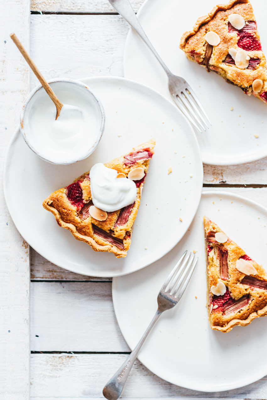 Rhubarb strawberry almond tart - Lilie Bakery