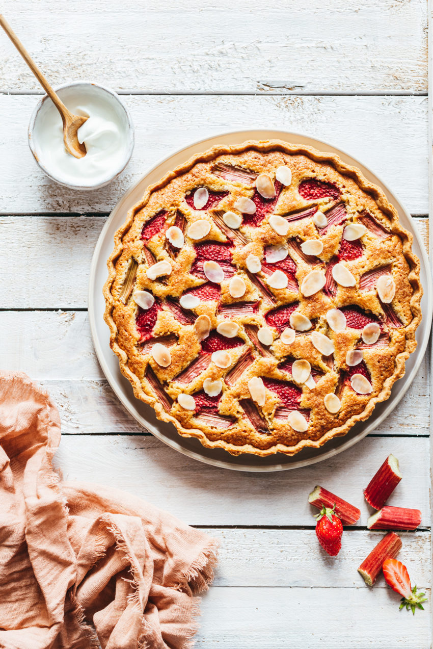 Rhubarb strawberry almond tart - Lilie Bakery