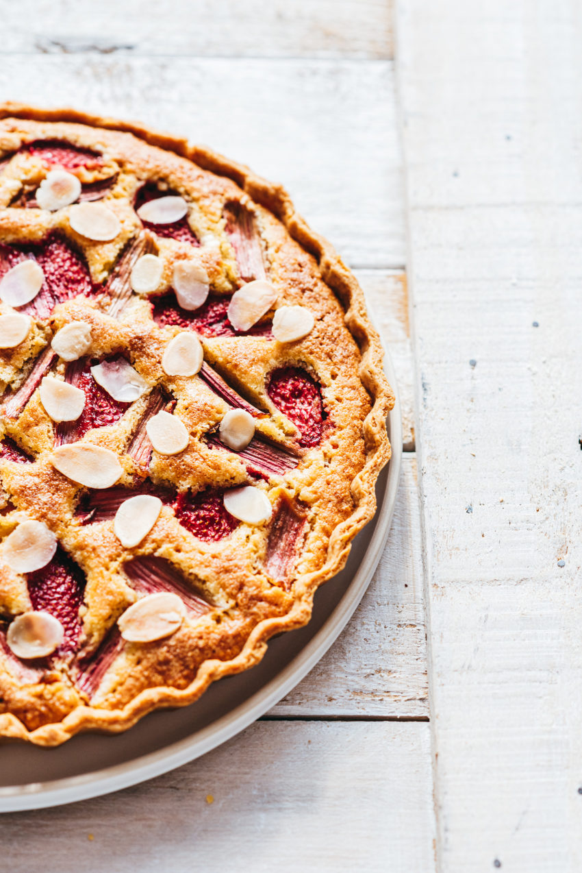 Rhubarb strawberry almond tart - Lilie Bakery