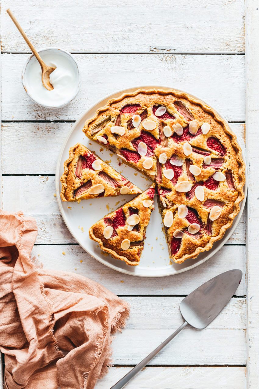 Rhubarb strawberry almond tart - Lilie Bakery