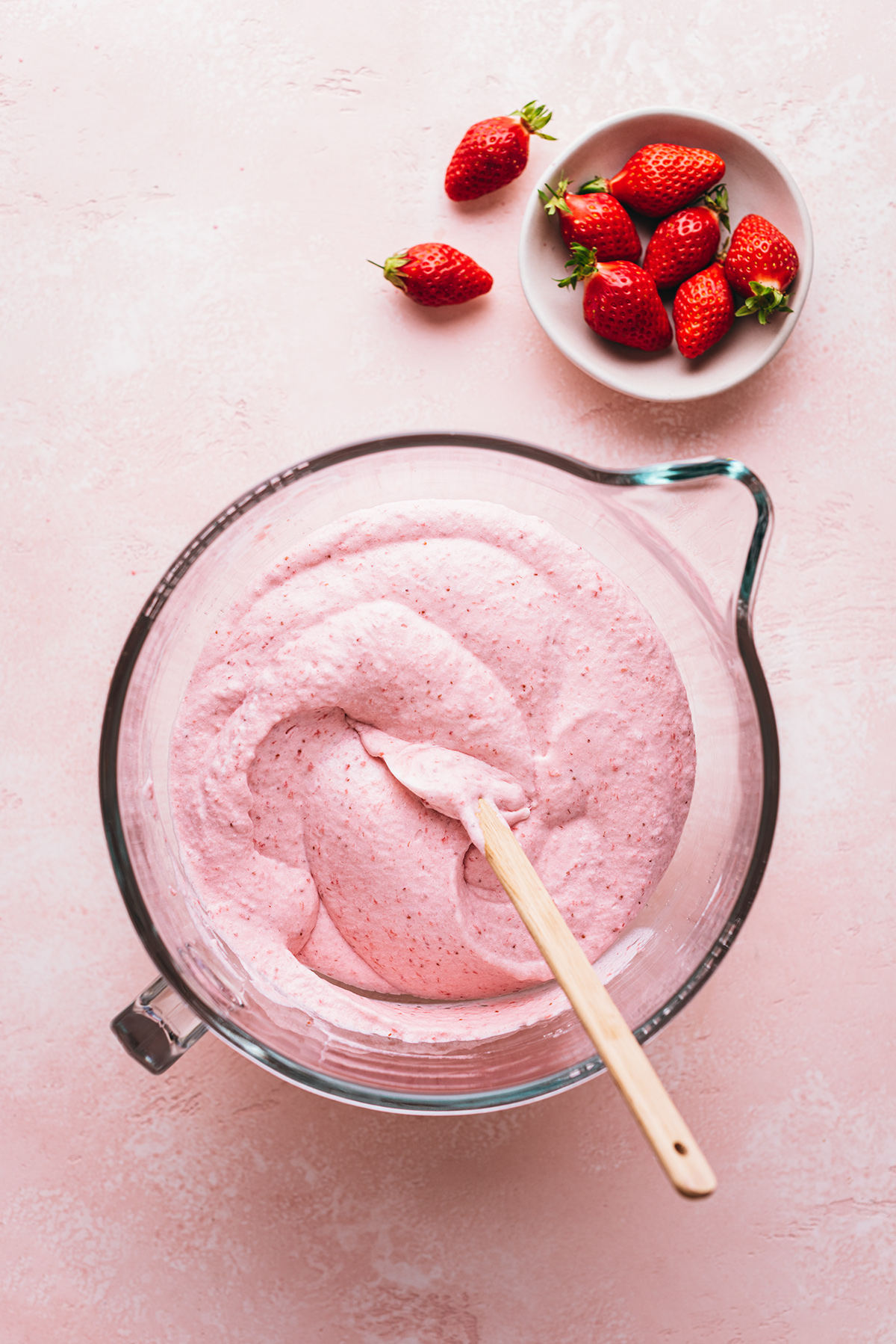 Mousse fraise chantilly blancs neige - Lilie Bakery