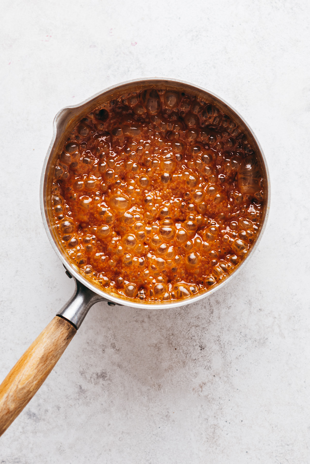 Make a salted butter caramel coulis - Lilie Bakery