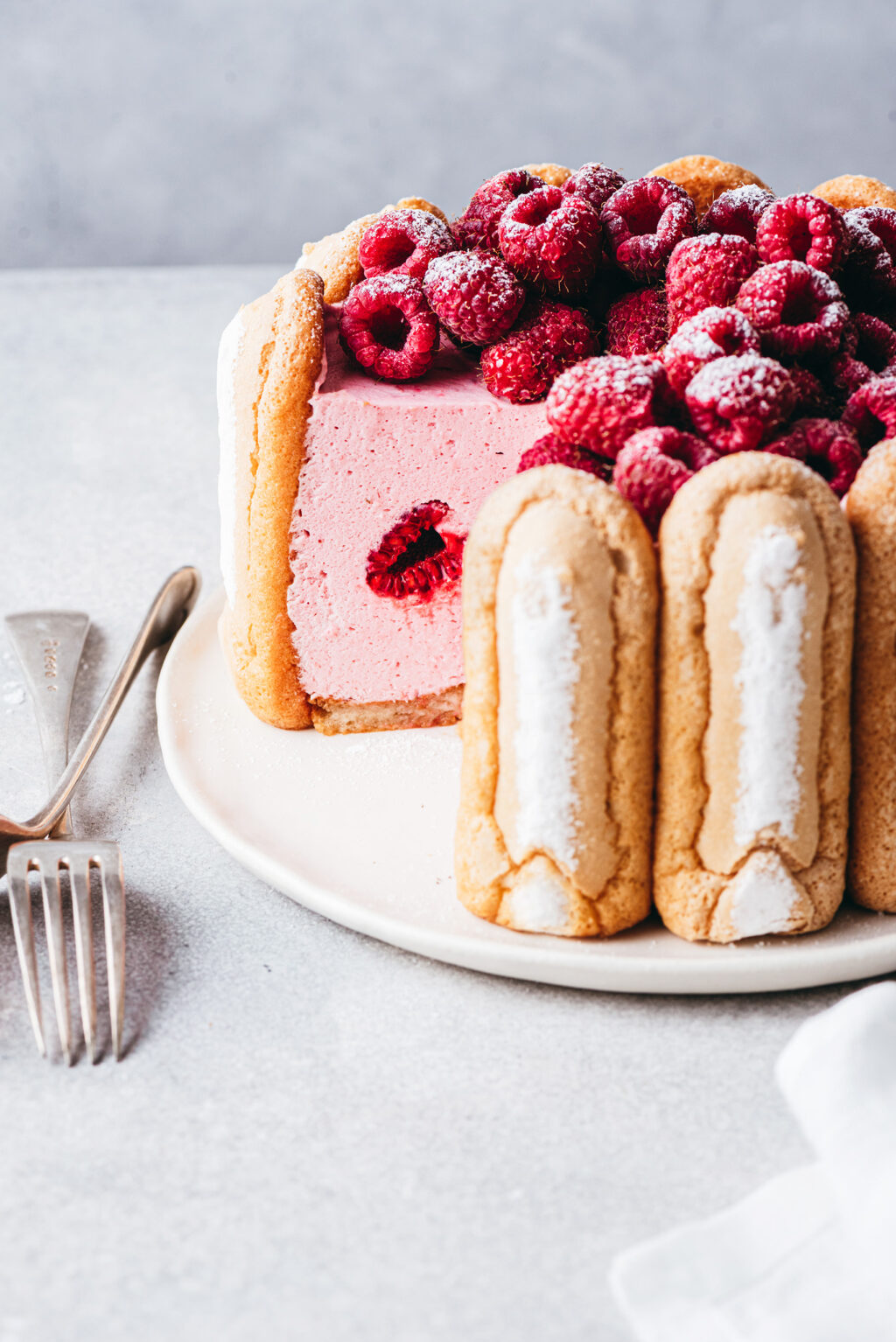 Charlotte with express raspberries - Lilie Bakery