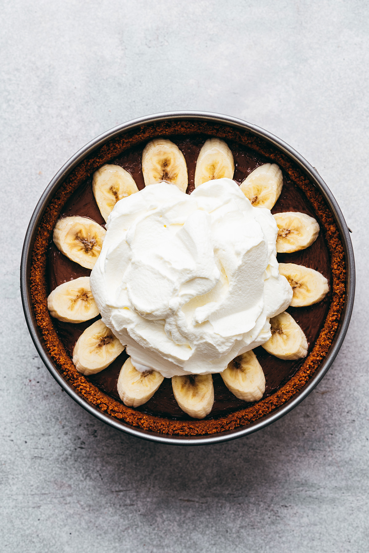 Assembling chocolate banana tart - Lilie Bakery