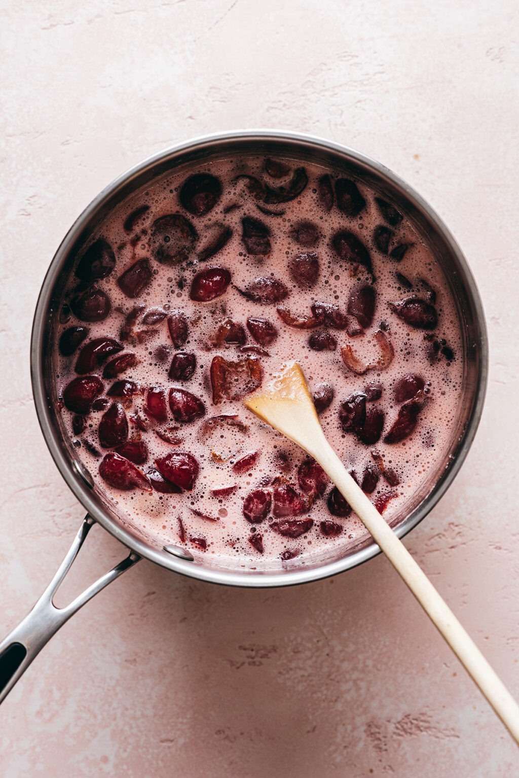 Préparation confiture cerises - Lilie Bakery