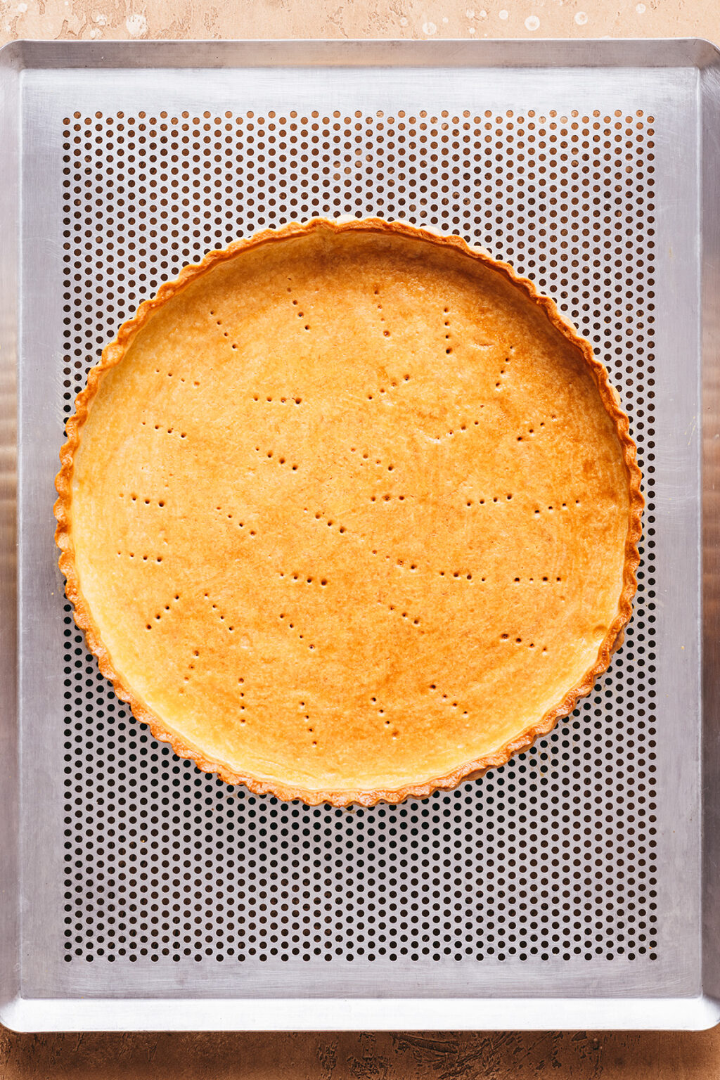 Gilding the shortcrust pastry base - Lilie Bakery