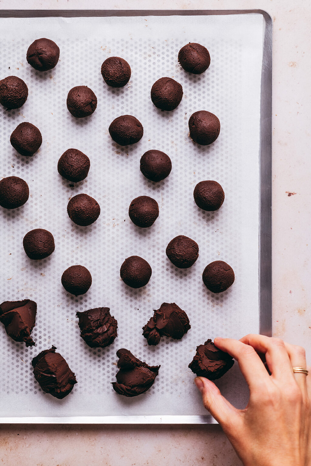 Modelage des truffes chocolat - Lilie Bakery