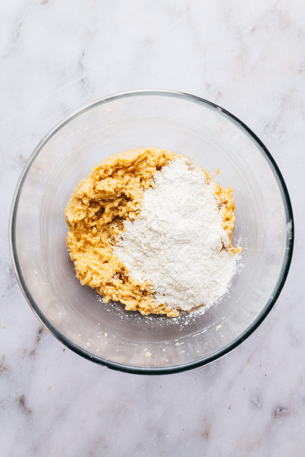 Ajout farine pâte cookie - Lilie Bakery