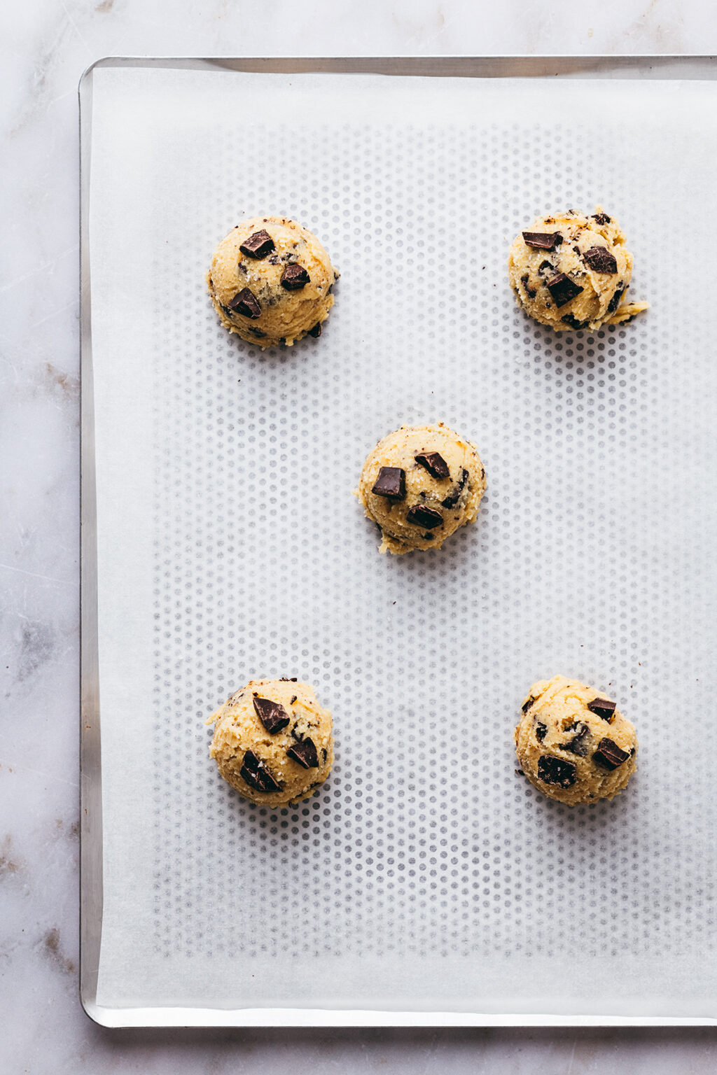 Boules pâte à cookies sur plaque - Lilie Bakery